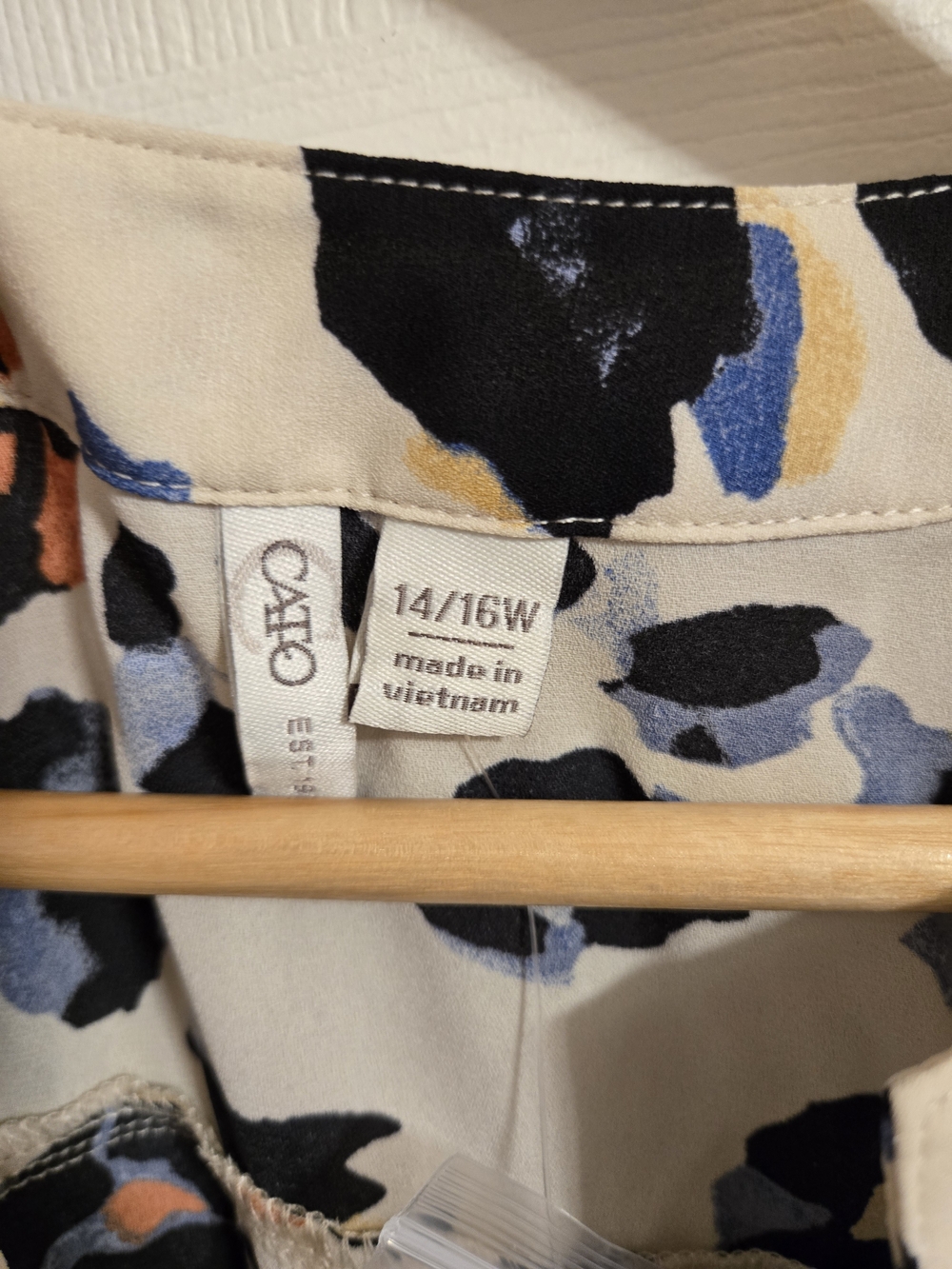 Cato Women’s Cream Animal Print Blouse with Blue & Black Spots Size 14/16W - Picture 7 of 7